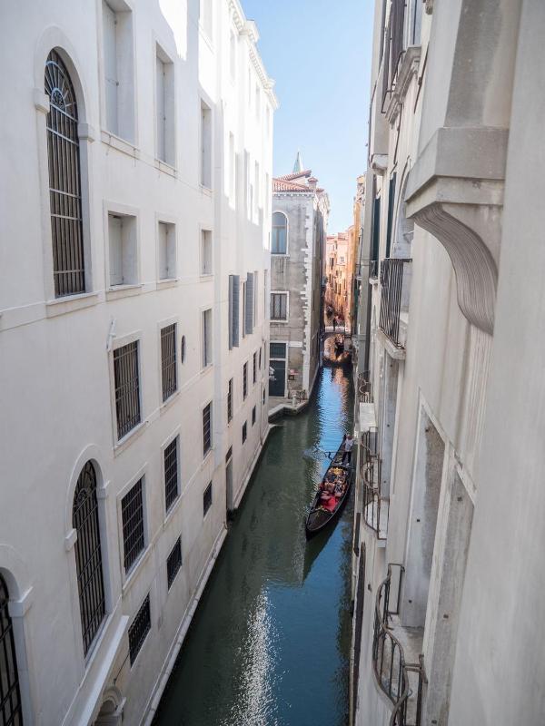 Standard Double Room with San Salvador Canal view. image 1