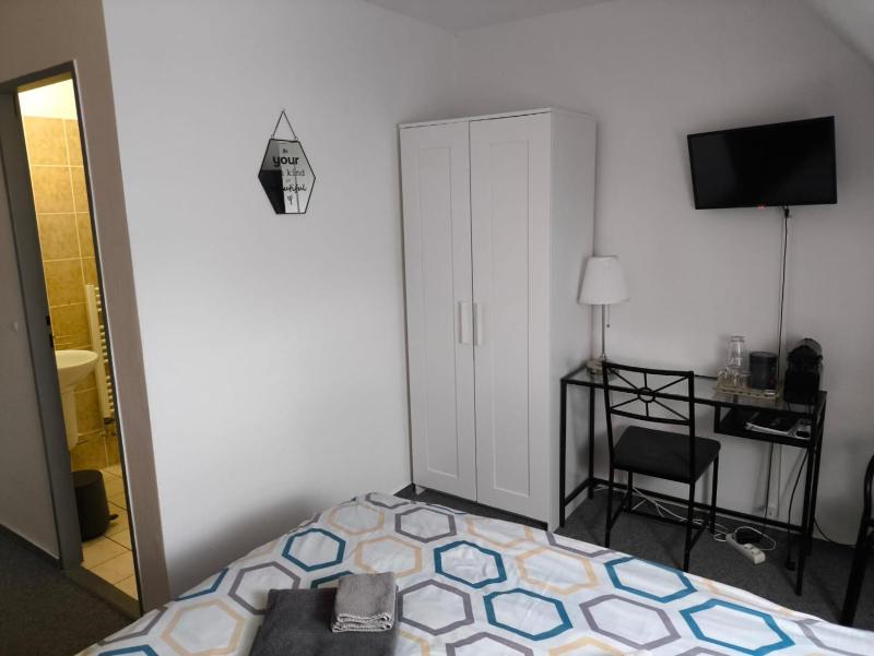 Standard Double Room image 3