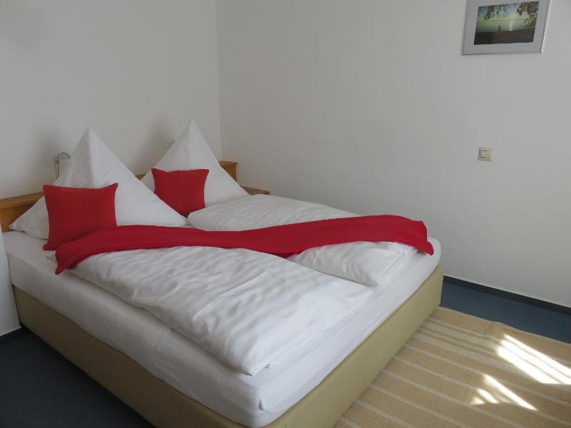 Standard Double Room image 3