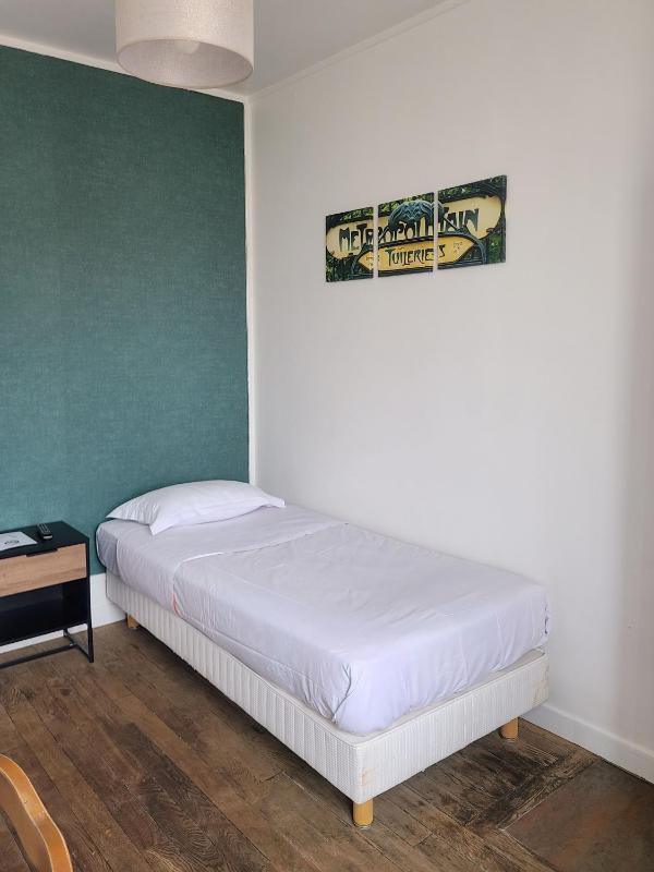 Single Room with Shared Shower and Toilet image 1