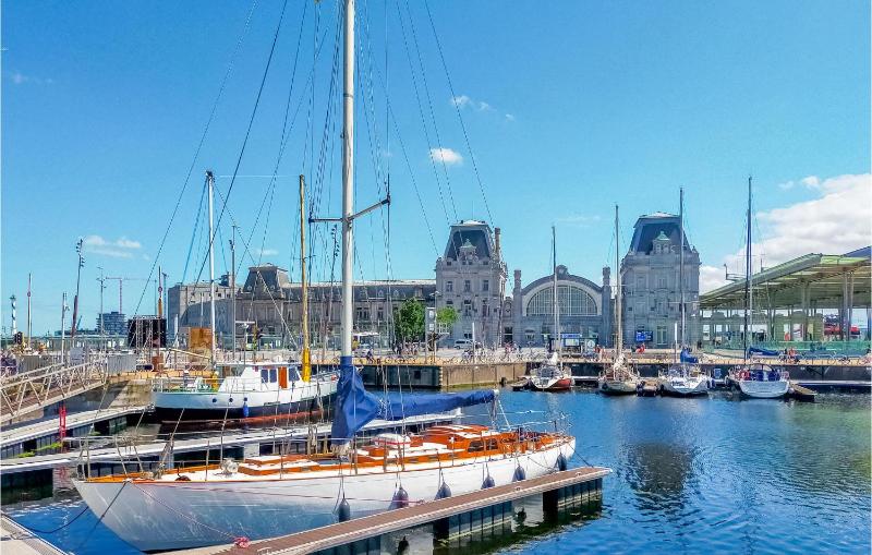 2 Bedroom Lovely Apartment In Oostende - image 12