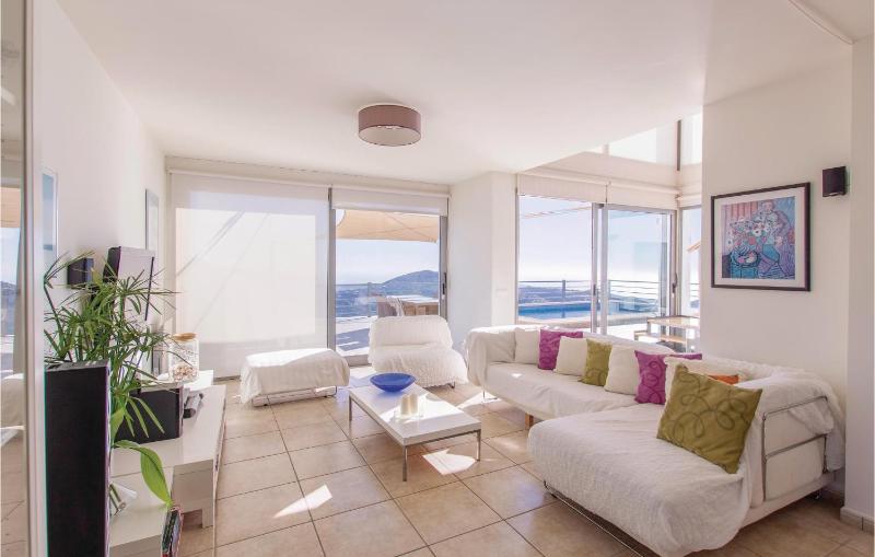 Four-Bedroom Holiday Home image 1