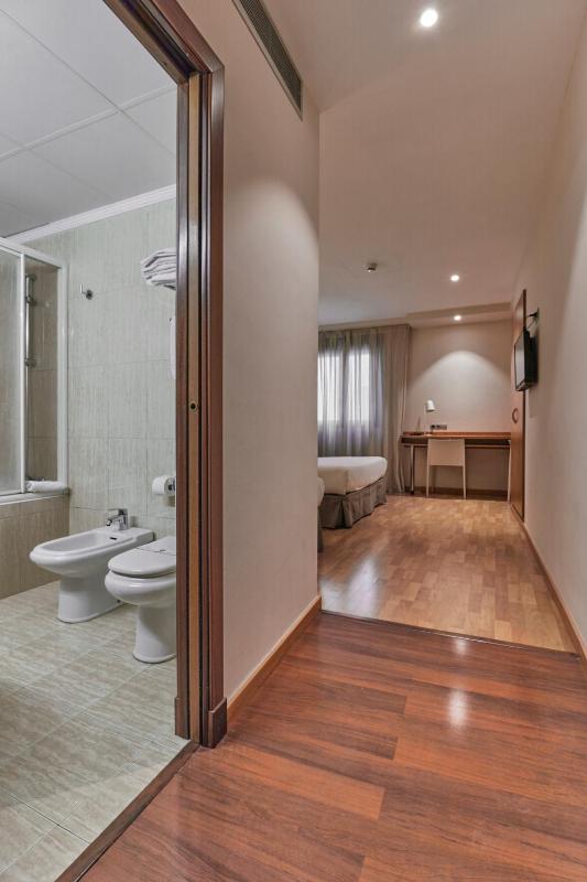 Standard Twin Room - Not Renovated image 3