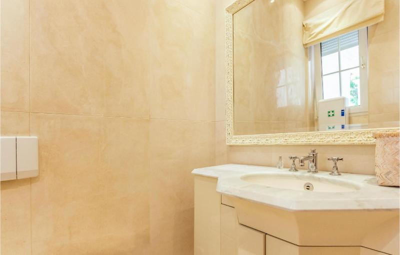 Seven-Bedroom Holiday Home image 2