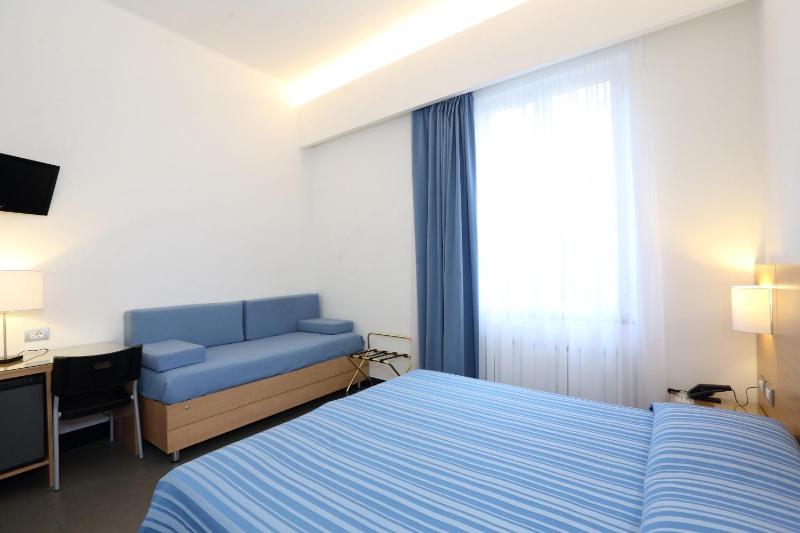 Standard Triple Room image 2