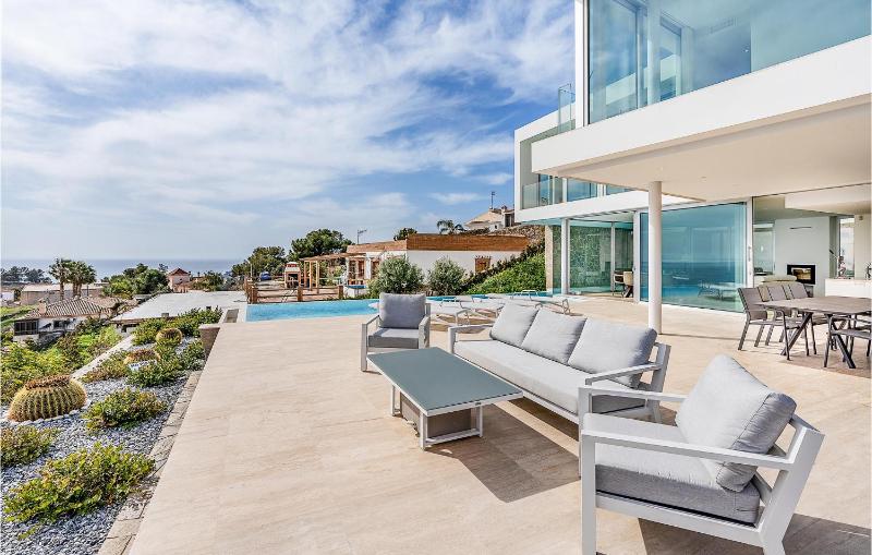 Luxurious Home In Granada - image 4