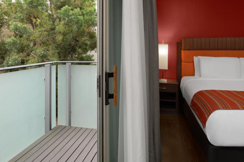 King Suite with Balcony image 4