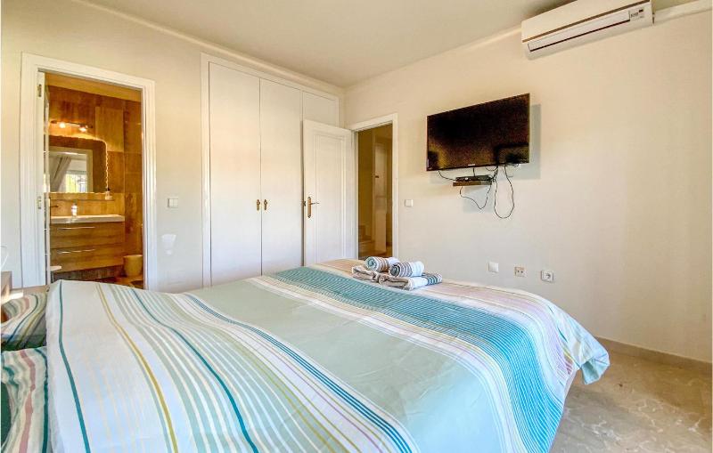 Gorgeous Home In Orihuela Costa - image 14