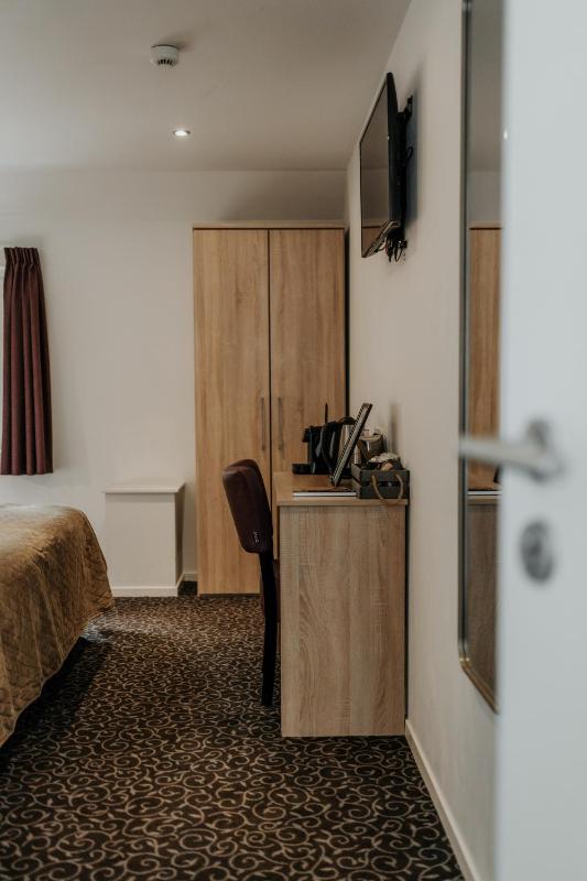 Double Room image 3