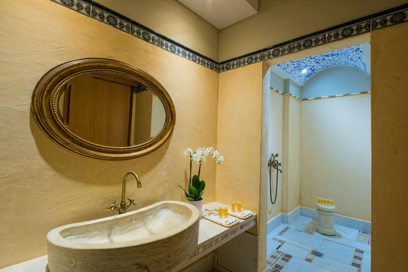 Deluxe Suite with Sea View image 4
