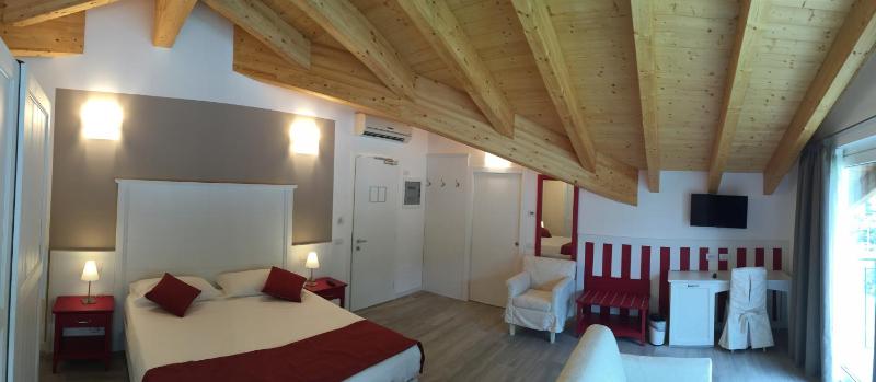 Junior Suite with Balcony image 2