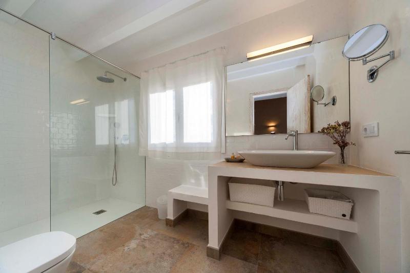Twin Room image 3