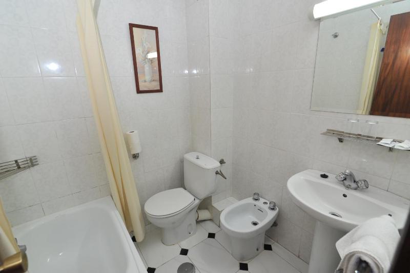 Twin Room image 3