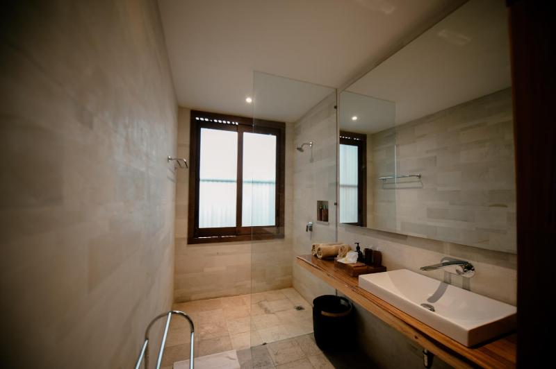 Payapaya Seminyak luxury vila 4 BR near beach potato head - image 38
