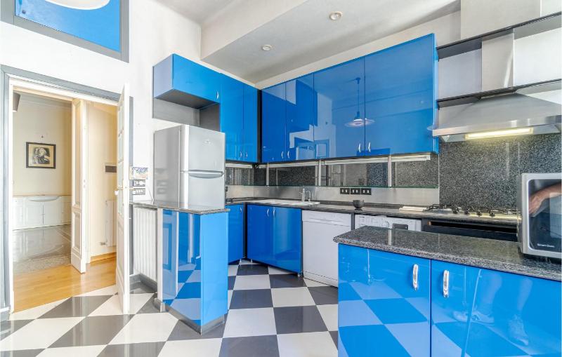 4 Bedroom Stunning Apartment In Genova - image 2