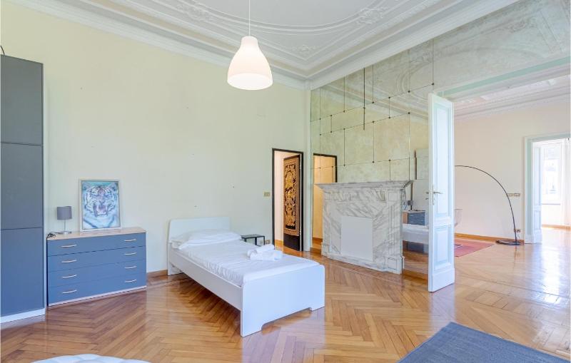 4 Bedroom Stunning Apartment In Genova - image 15