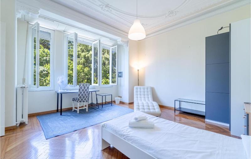 4 Bedroom Stunning Apartment In Genova - image 14