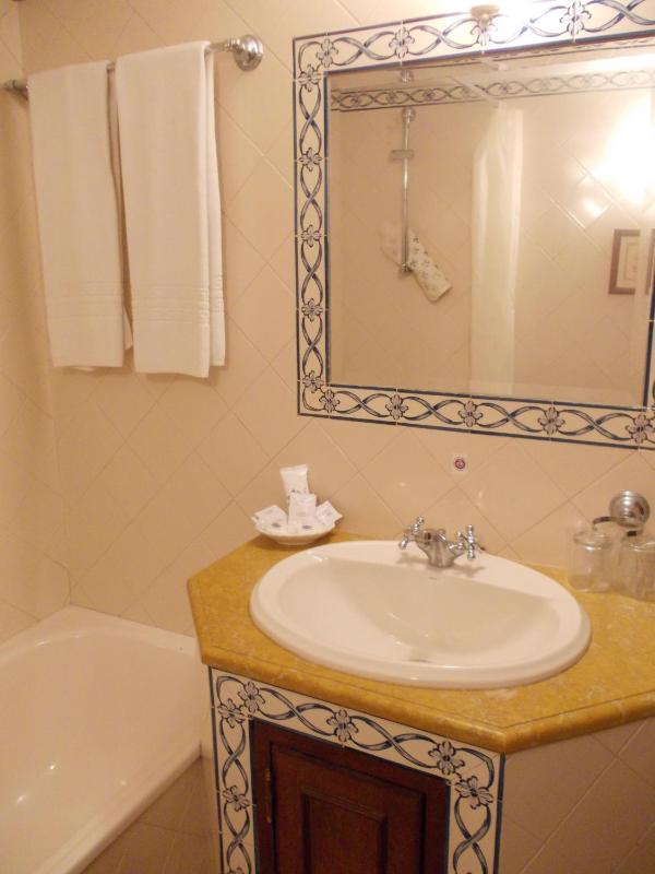 Twin Room image 4