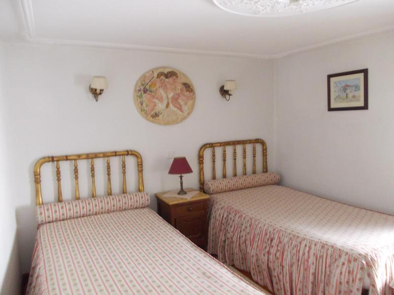 Twin Room image 3