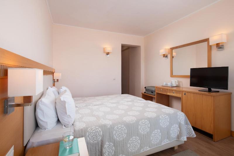 Double or Twin Room with Garden View image 3