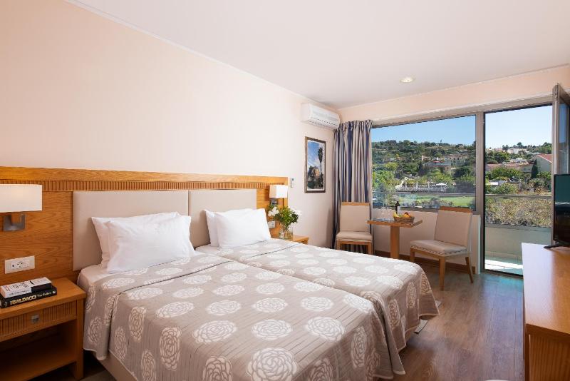 Double or Twin Room with Garden View image 1
