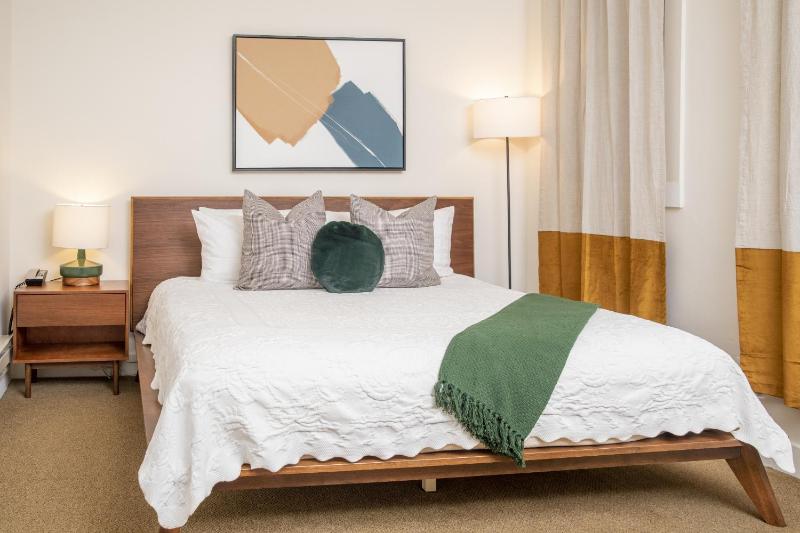 Standard King Room image 1
