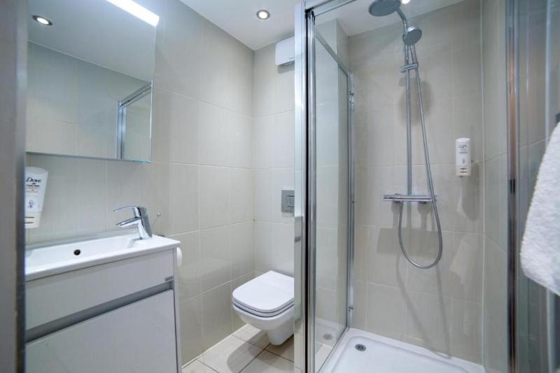 Large Double Room image 4