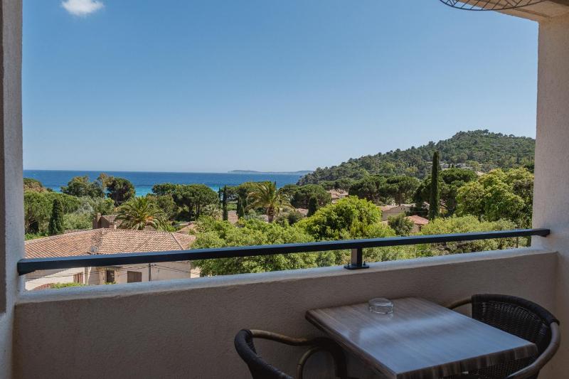 Double Room with Balcony and Sea View image 4