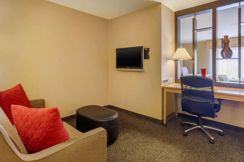 King Suite with Two King Beds - Non-Smoking image 1