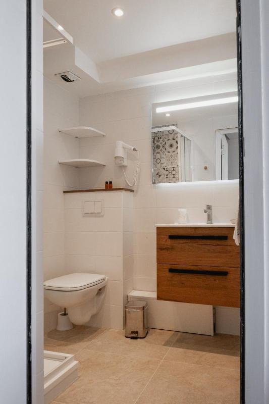 Double Room with Balcony and Sea View image 3