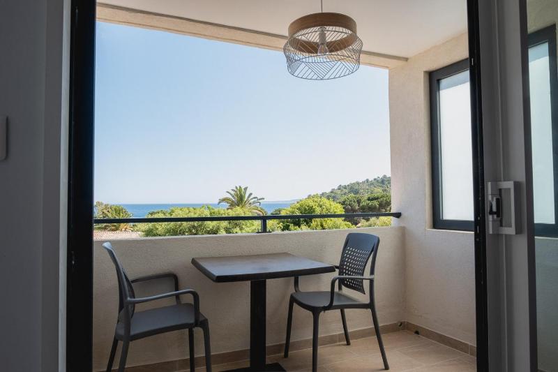 Double Room with Balcony and Sea View image 2
