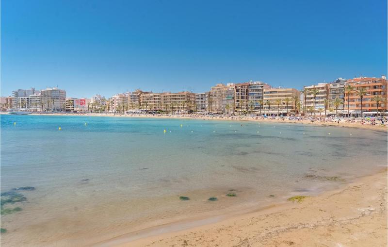 Gorgeous Apartment In Torrevieja - image 2