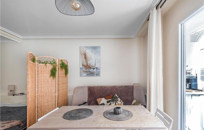 Gorgeous Apartment In Torrevieja - image 5