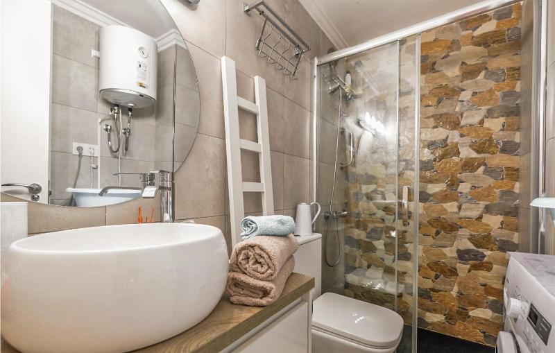 Gorgeous Apartment In Torrevieja - image 11