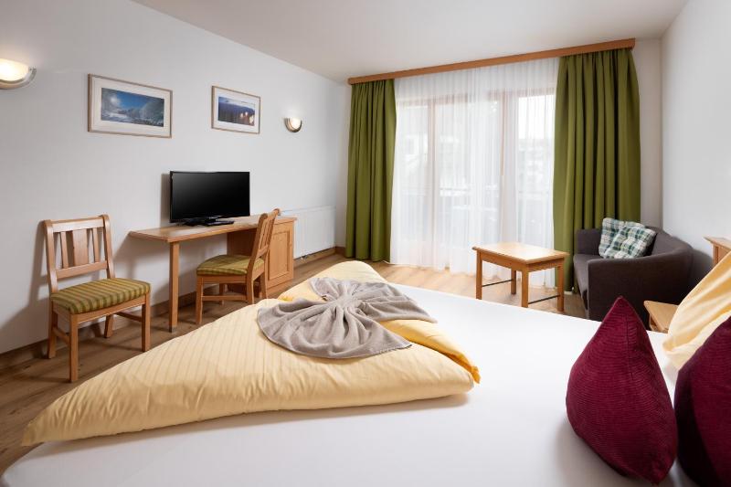 Double Room with Balcony image 4