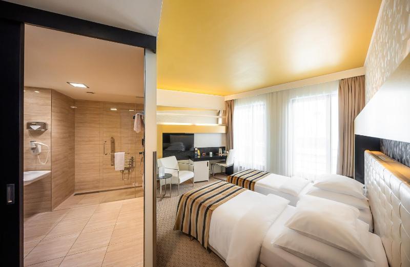 Classic Double or Twin Room image 1