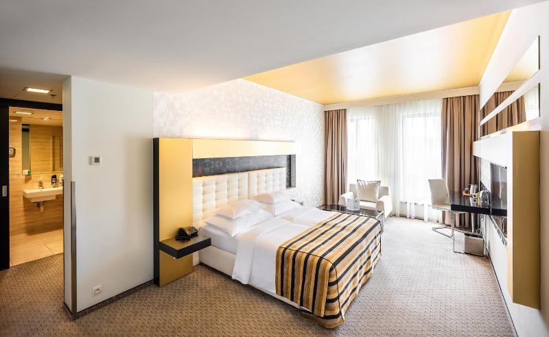 Deluxe Double Room image 1