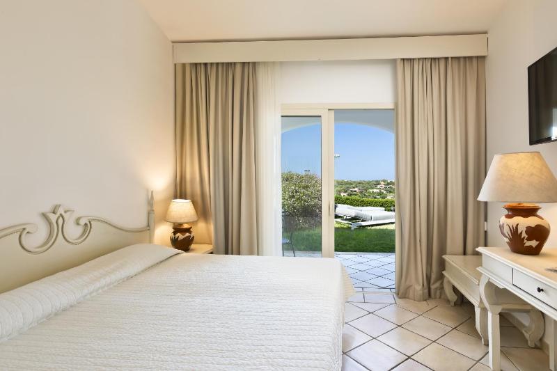 Double Room with Garden View image 4