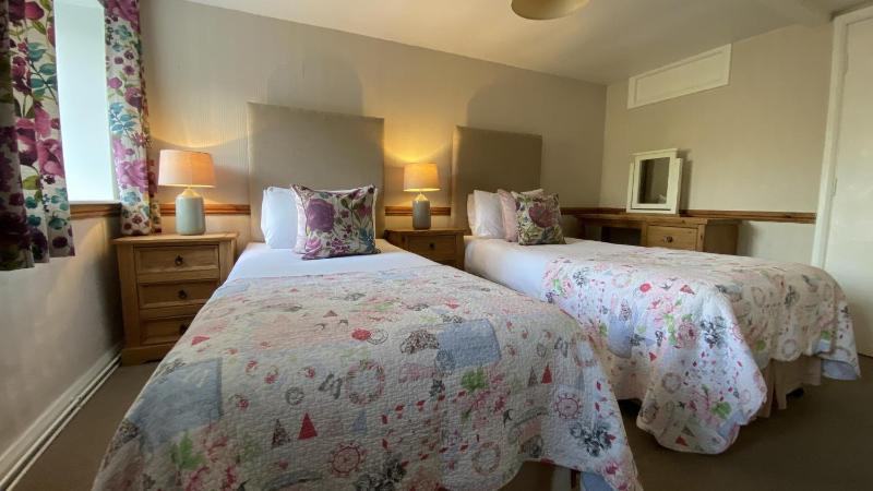 Twin Room with Private Bathroom image 3