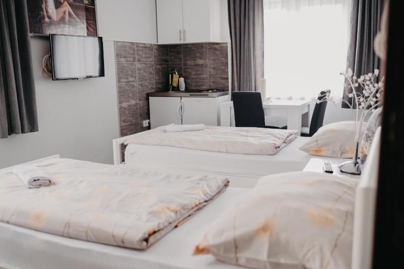 Twin Room with Bathroom image 3
