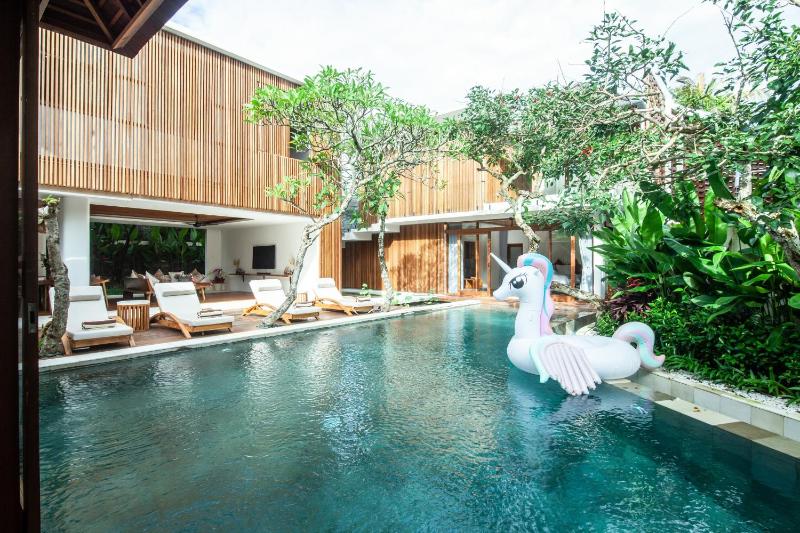 Payapaya Seminyak luxury vila 4 BR near beach potato head - image 17