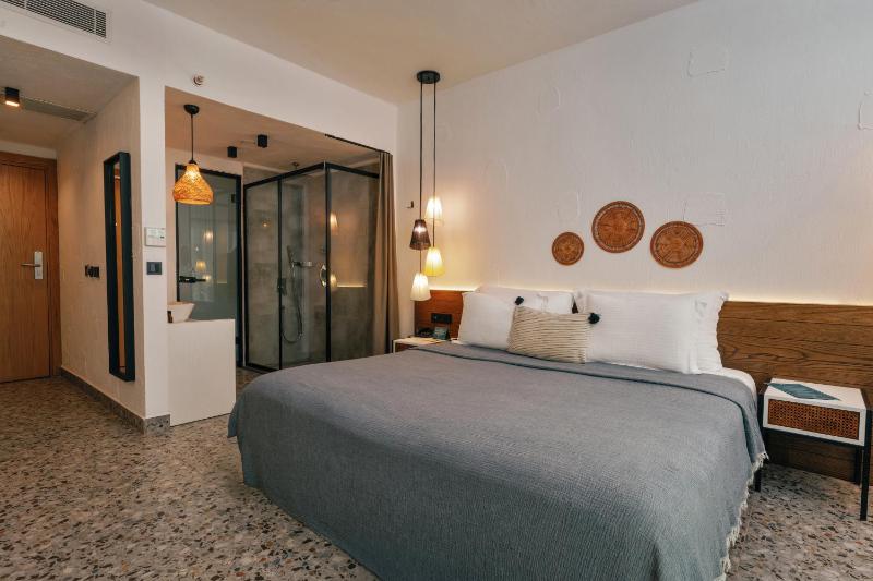 Swim-up with sharing pool  image 3