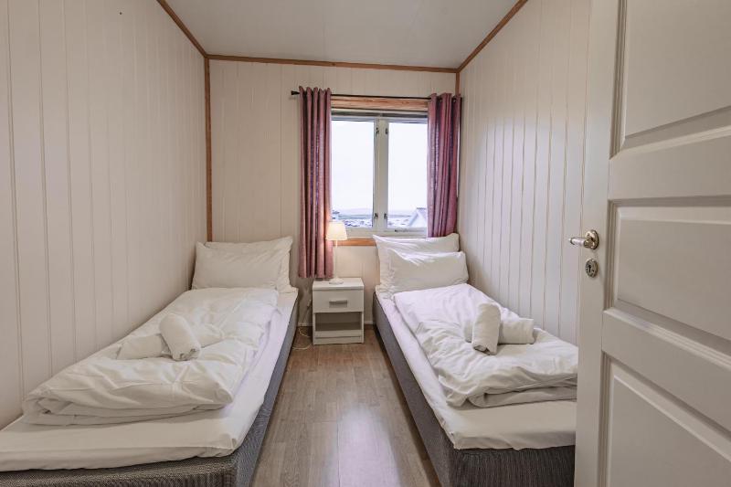 Twin Room with Shared Toilet image 1