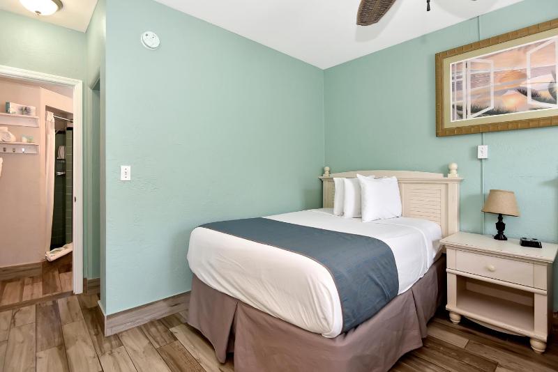 Deluxe One-Bedroom Suite with Garden View image 4