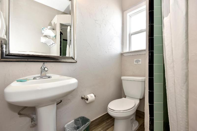 One-Bedroom Suite with Ocean View image 3