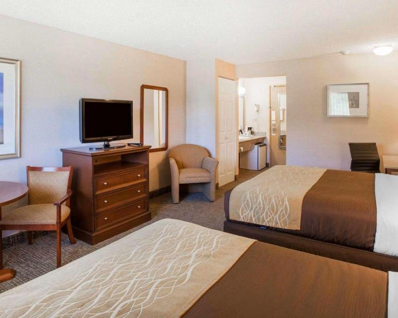 Queen Room with Two Queen Beds - Non-Smoking image 4