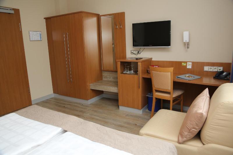 Double Room image 3