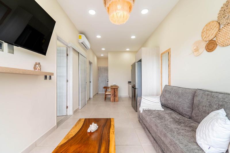 3 BD Suite with Balcony Gym Rooftop Pool Hot Tub - image 16