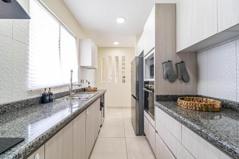 3 BD Suite with Balcony Gym Rooftop Pool Hot Tub - image 7
