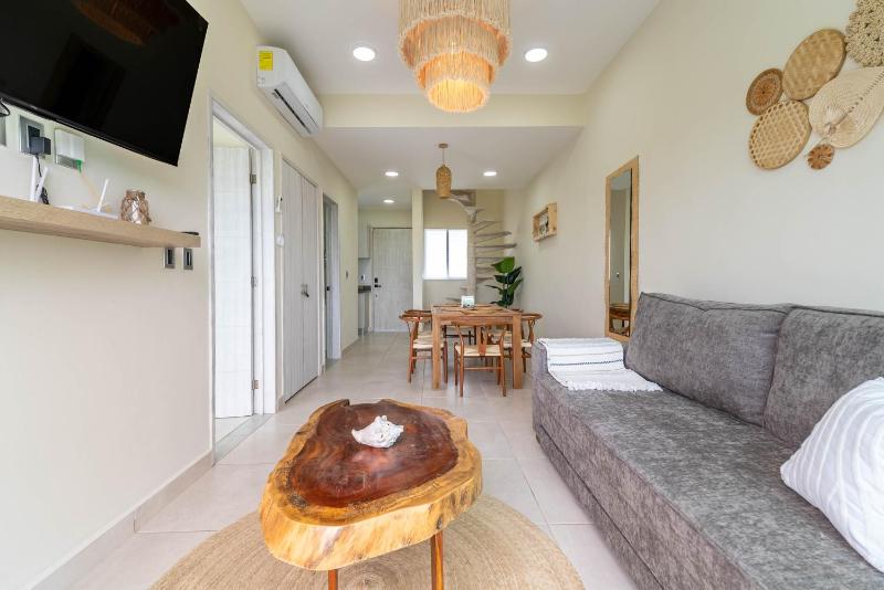 3 BD Suite with Balcony Gym Rooftop Pool Hot Tub - image 44